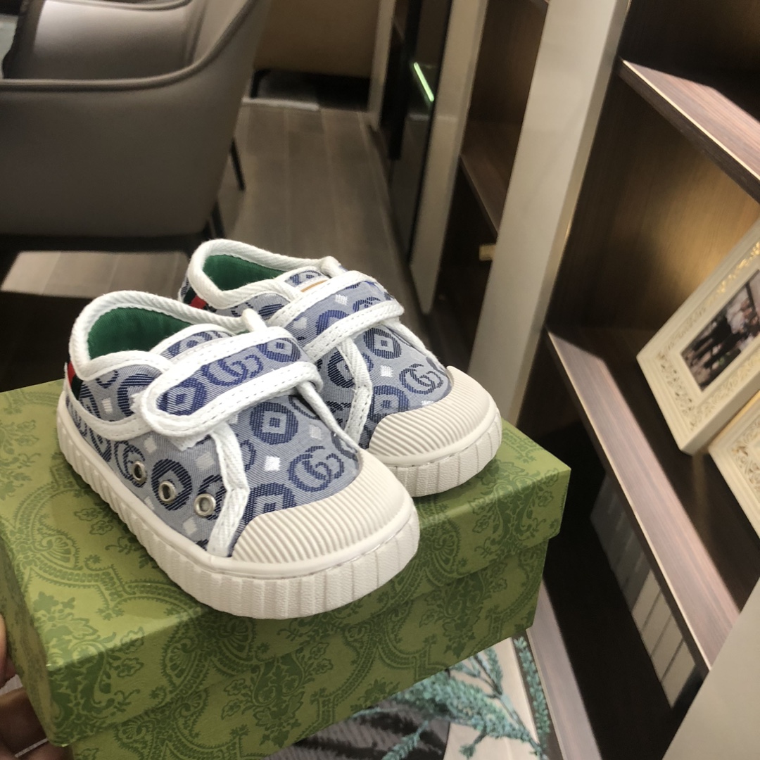 Children's shoes child